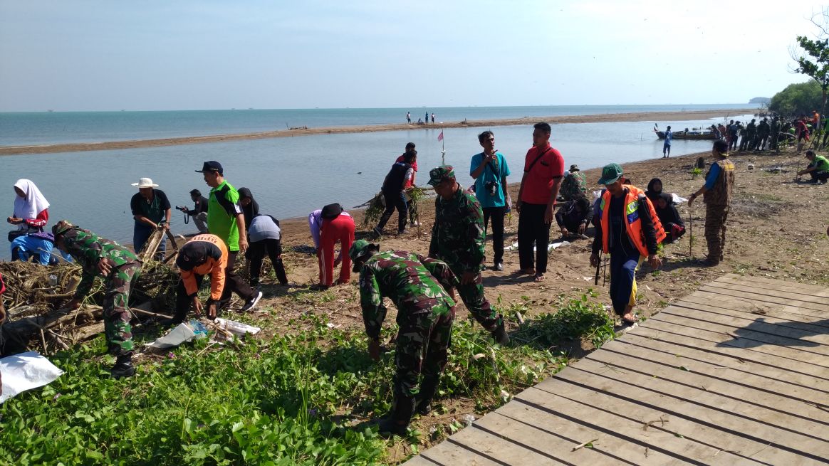 Bersih Bersih Pantai Glagah Wangi Tambak Bulusan