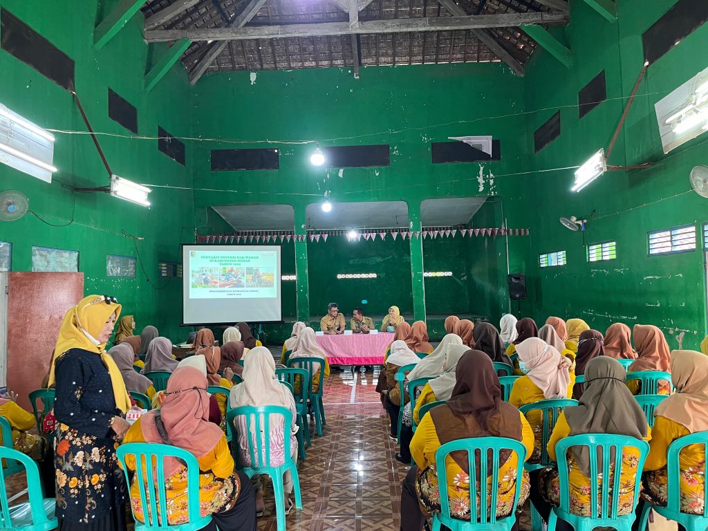 Kader kesehatan Desa Batursari seksama memdengarkan penjelasan narasumber baik dari Dinkesda maupun Puskesmas