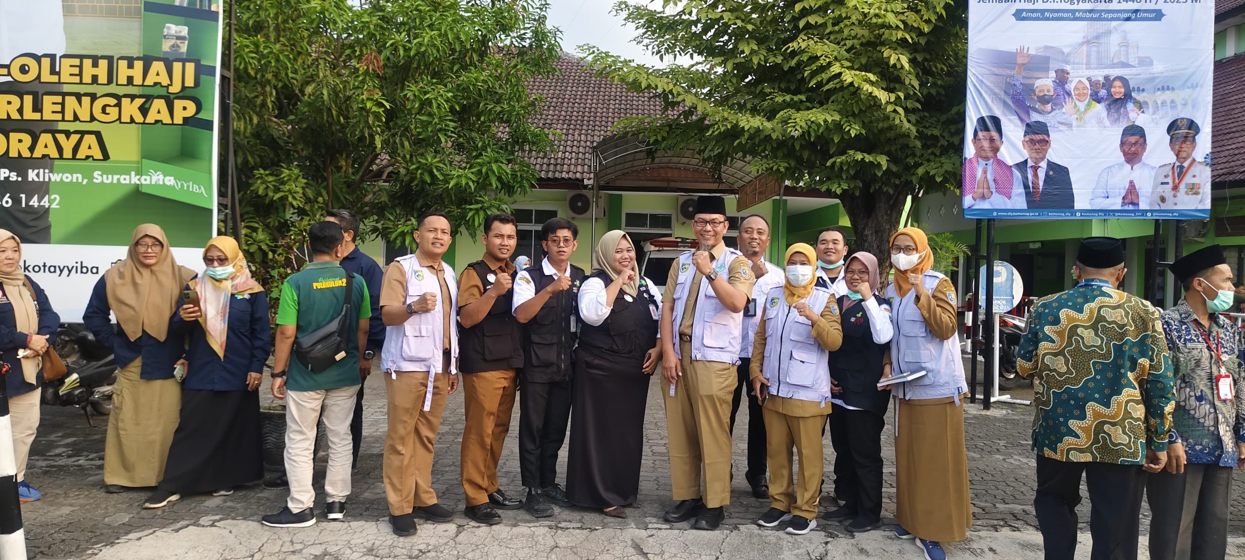 TIM P3K DINKESDA DEMAK SIAGA PENJEMPUTAN JAMAAH HAJI KLOTER 38: DUA JAMAAH DITANGANI MEDIS SELAMA PERJALANAN