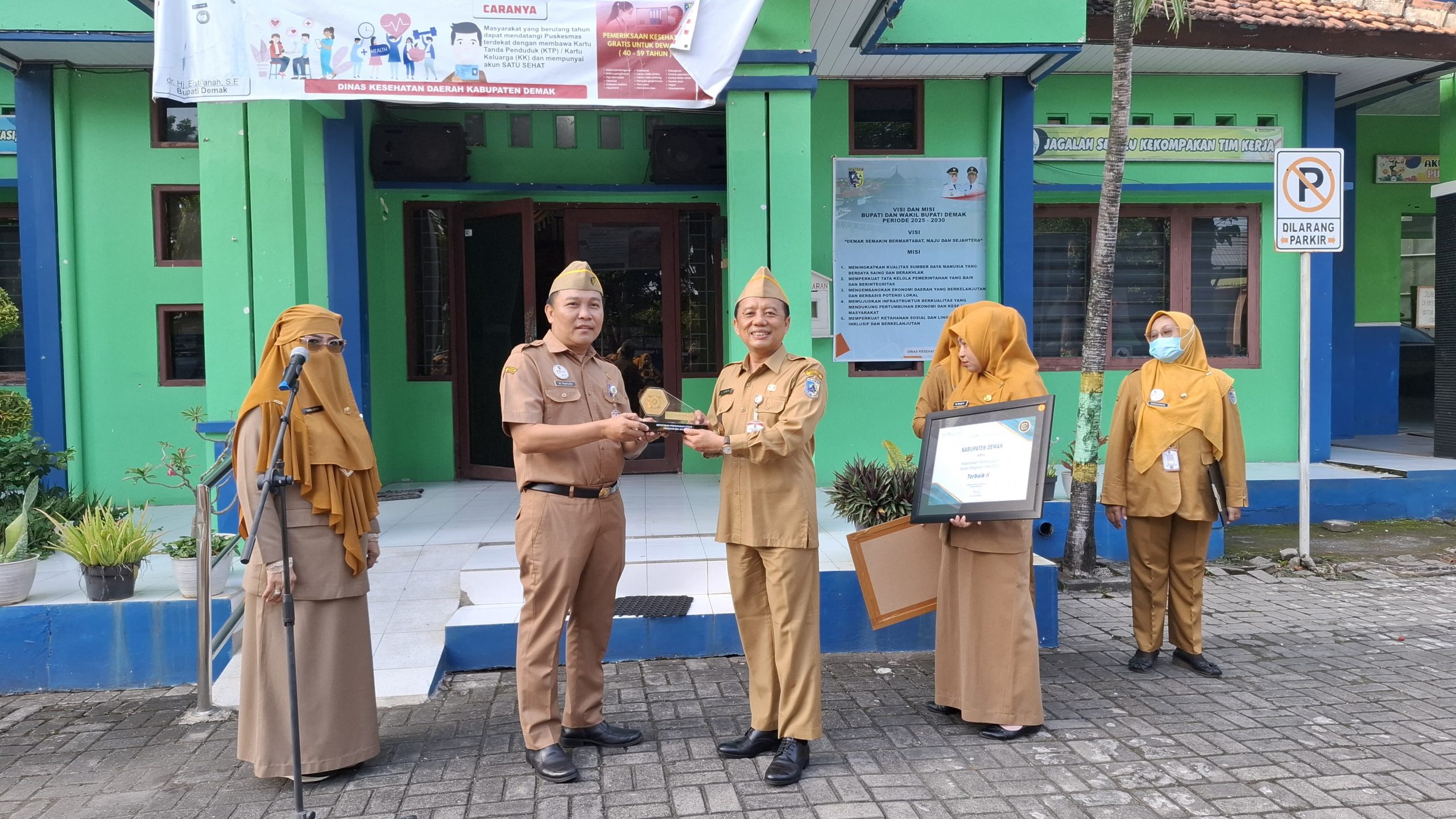 DINKES DEMAK RAIH DUA PENGHARGAAN BERGENGSI, BUKTI KOMITMEN PADA PELAYANAN DAN BUDAYA KERJA